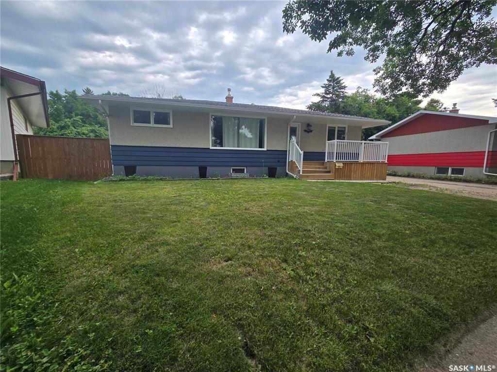 Second View of 98 13 Th Street, Weyburn, Saskatchewan, S4H 1L1