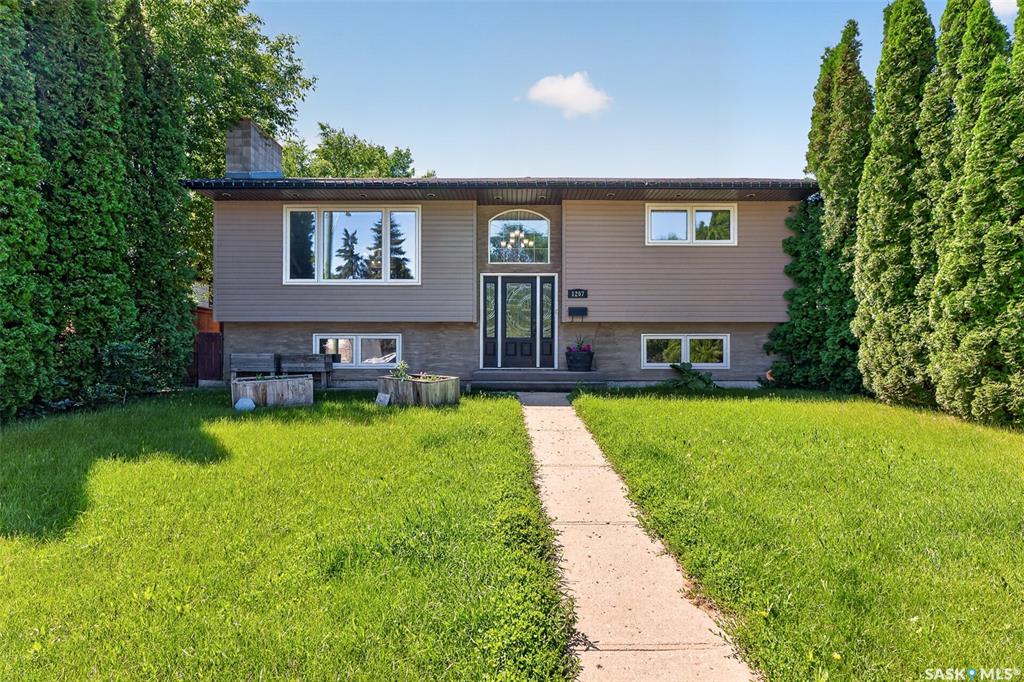 MLS® listing #SK042799 for sale located at 1207 Grandview Street W