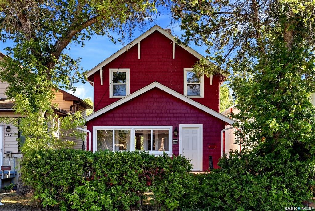 MLS® listing #SK042908 for sale located at 721 College Avenue