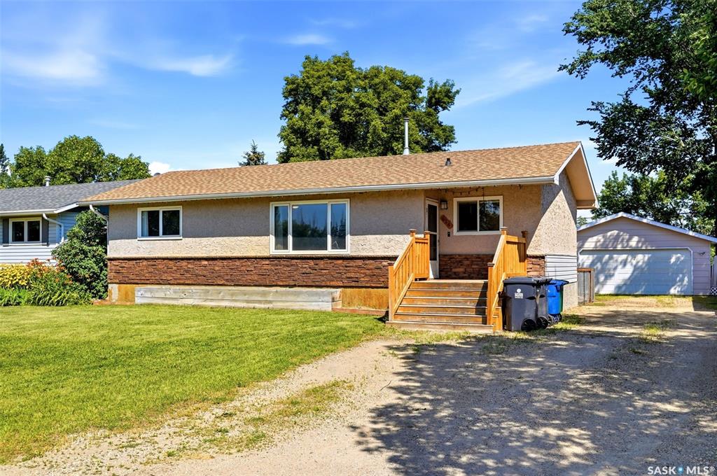 MLS® listing #SK043079 for sale located at 614 3rd Avenue