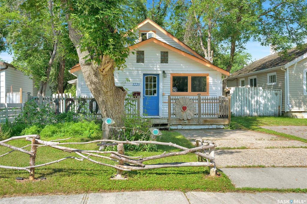 MLS® listing #SK043126 for sale located at 1220 Queen Street