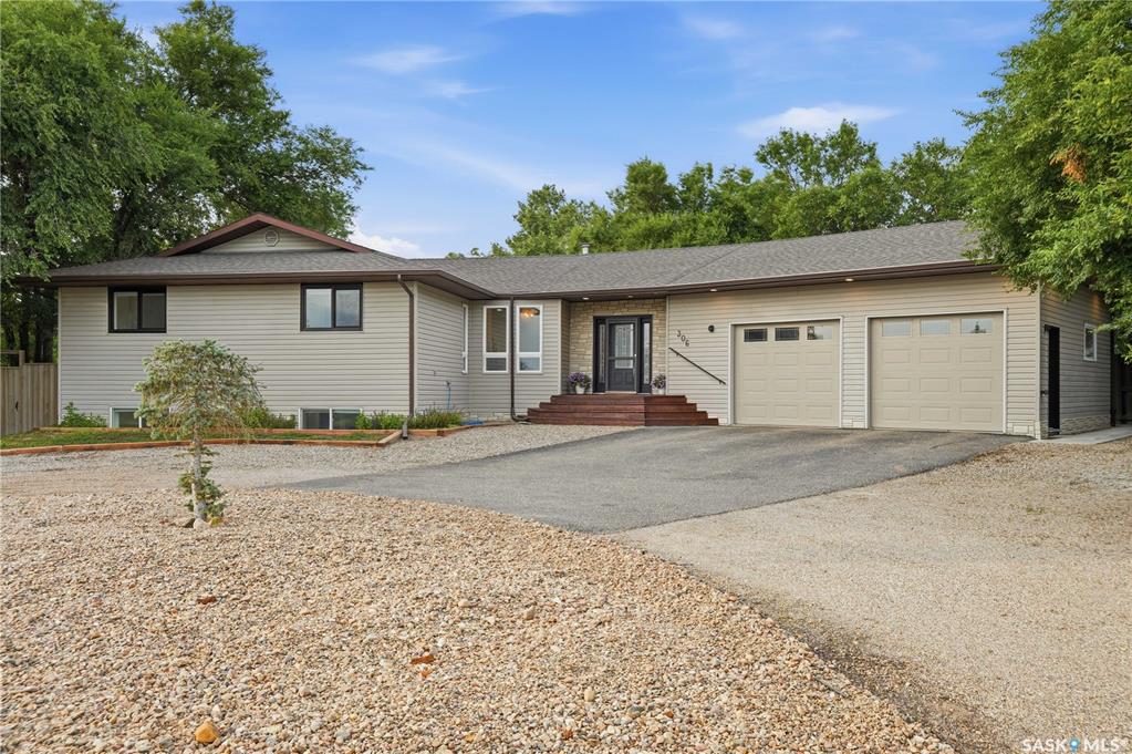MLS® listing #SK043190 for sale located at 306 Valleyview Boulevard