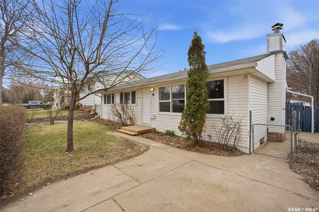 Third View of 1721 E Avenue N, Mayfair, Saskatoon, Saskatchewan, S7L 1V3
