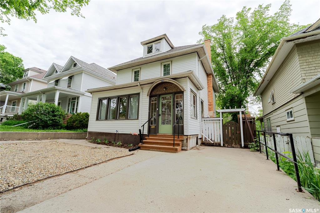 MLS® listing #SK044534 for sale located at 1041 2nd Avenue Nw