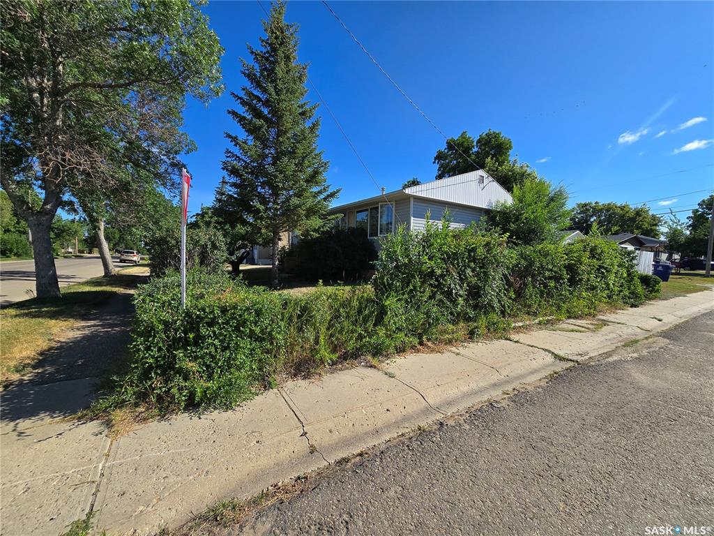 Second View of 618 3rd Street Se, Weyburn, Saskatchewan, S4H 2E1