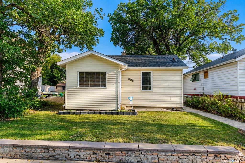 MLS® listing #SK045830 for sale located at 806 Stadacona Street W
