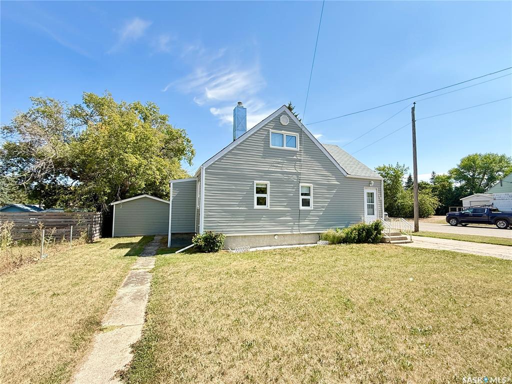 Second View of 718 4th Street S, Weyburn, Saskatchewan, S4H 2G3