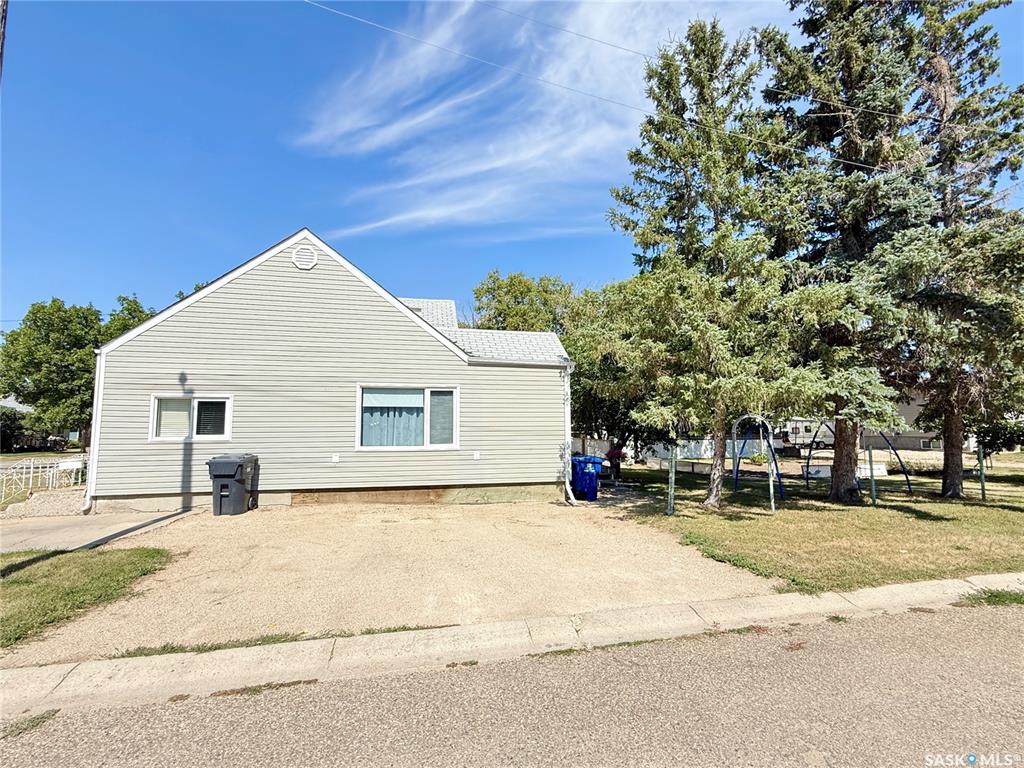 Third View of 718 4th Street S, Weyburn, Saskatchewan, S4H 2G3