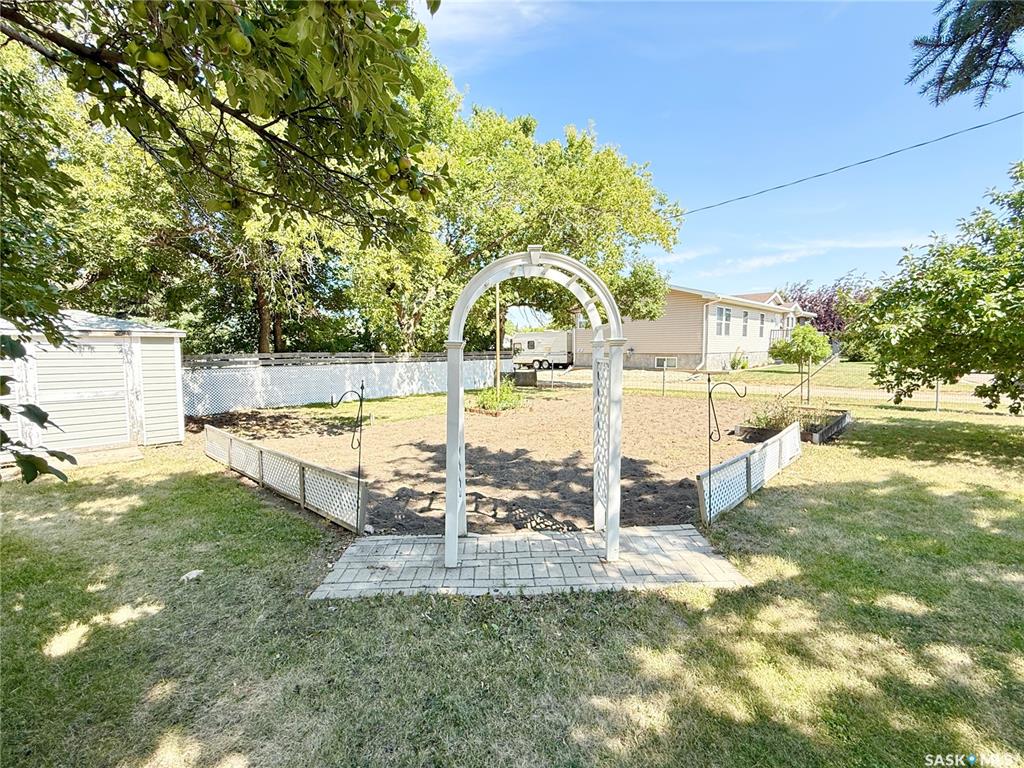 Fourth View of 718 4th Street S, Weyburn, Saskatchewan, S4H 2G3