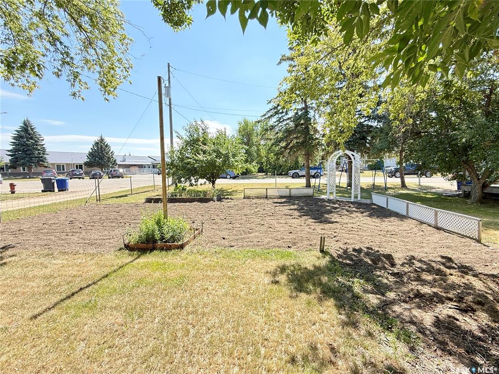 Fifth View of 718 4th Street S, Weyburn, Saskatchewan, S4H 2G3