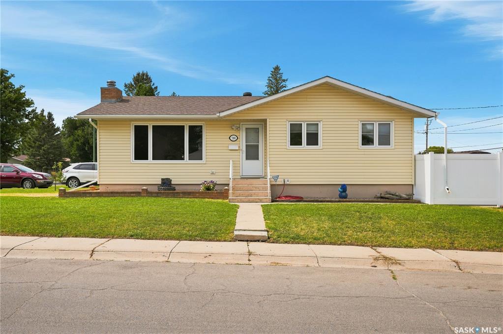MLS® listing #SK046758 for sale located at 790 13 Th Avenue Sw
