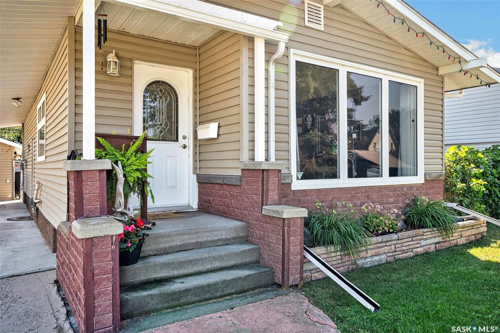 Second View of 529 Athabasca Street W, Central MJ, Moose Jaw, Saskatchewan, S6H 2C5