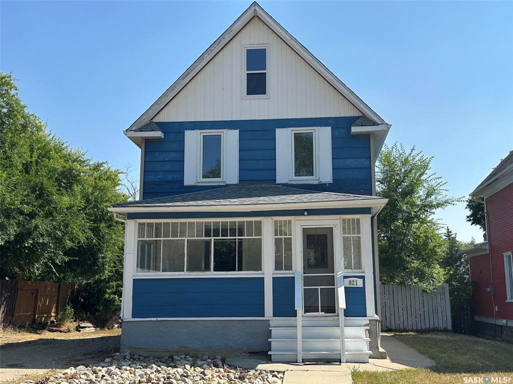MLS® listing #SK046984 for sale located at 821 6th Avenue Nw