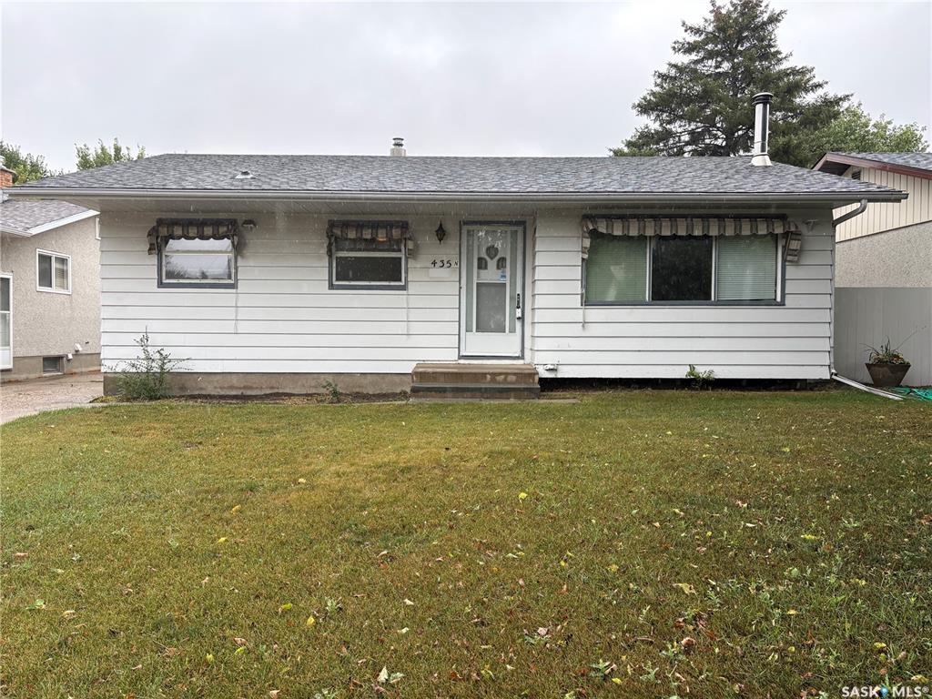 MLS® listing #SK047113 for sale located at 435 Garnet Street N