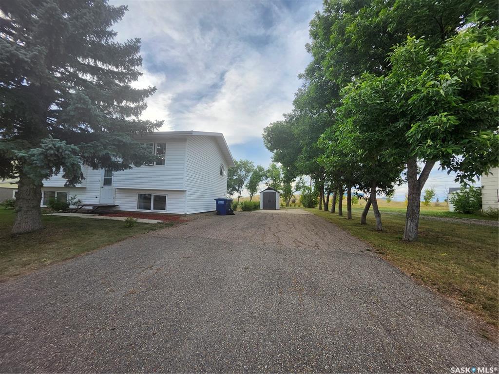 Main View of 413 2nd Street N, Cabri, Saskatchewan, S0N 0J0