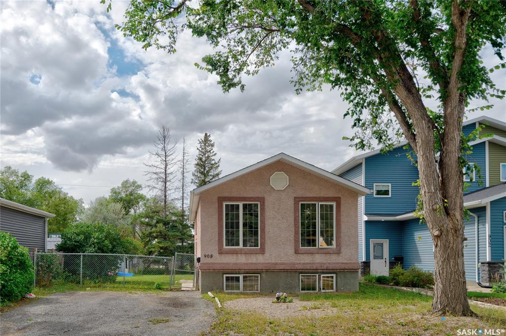 MLS® listing #SK047611 for sale located at 908 Connaught Street