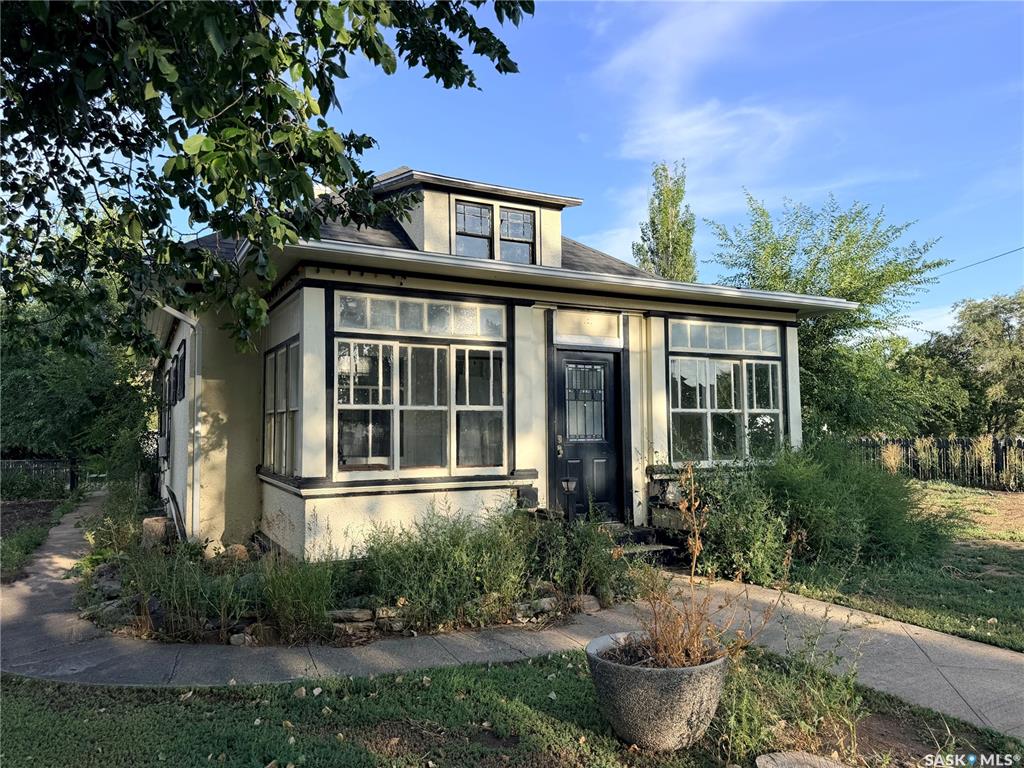 Second View of 12 3rd Street E, Willow Bunch, Saskatchewan, S0H 4K0