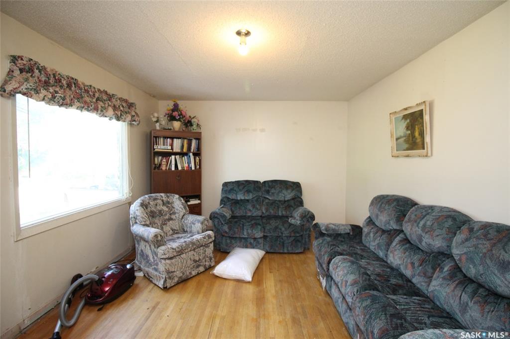 Second View of 810 2nd Avenue, Simmie, Saskatchewan, S0N 2N0