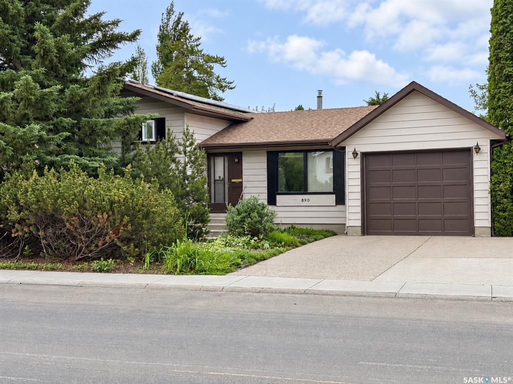 Second View of 890 Kingsmere Boulevard, Lakeridge SA, Saskatoon, Saskatchewan, S7J 4J7