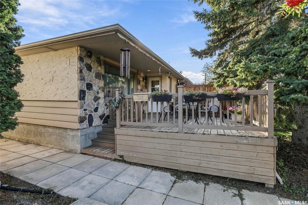 MLS® listing #SK049515 for sale located at 135 Broadway Avenue