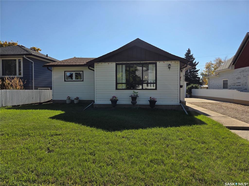 MLS® listing #SK049543 for sale located at 817 Stadacona Street E