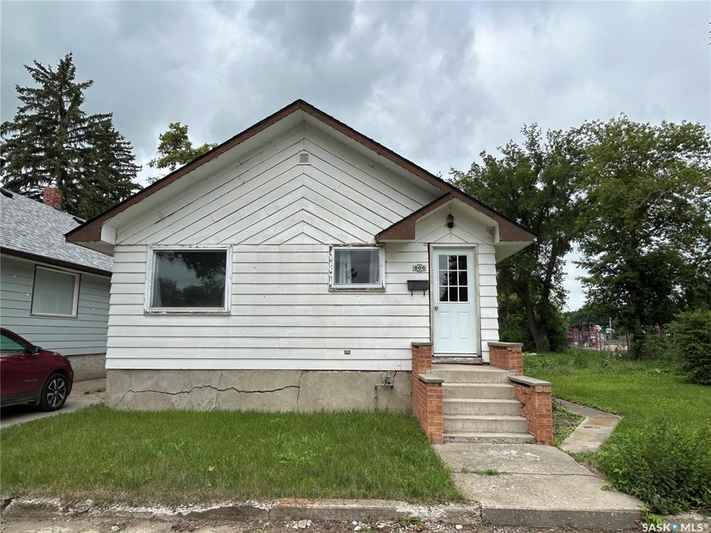 MLS® listing #SK049742 for sale located at 806 5th Avenue Sw