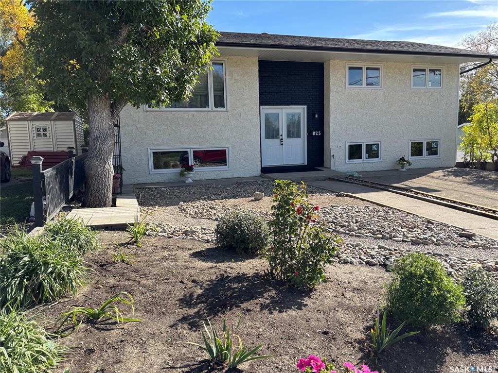 MLS® listing #SK049771 for sale located at 825 7th Avenue Nw