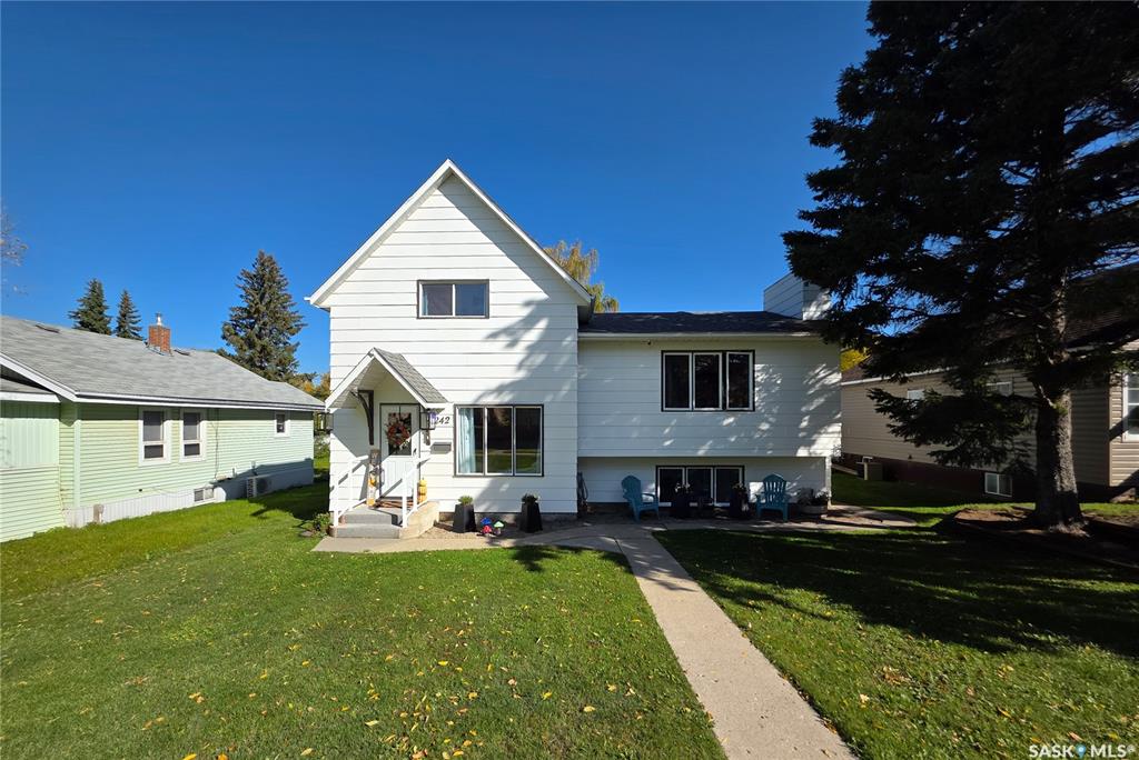 Second View of 242 6th Avenue E, Melville, Saskatchewan, S0A 2P0