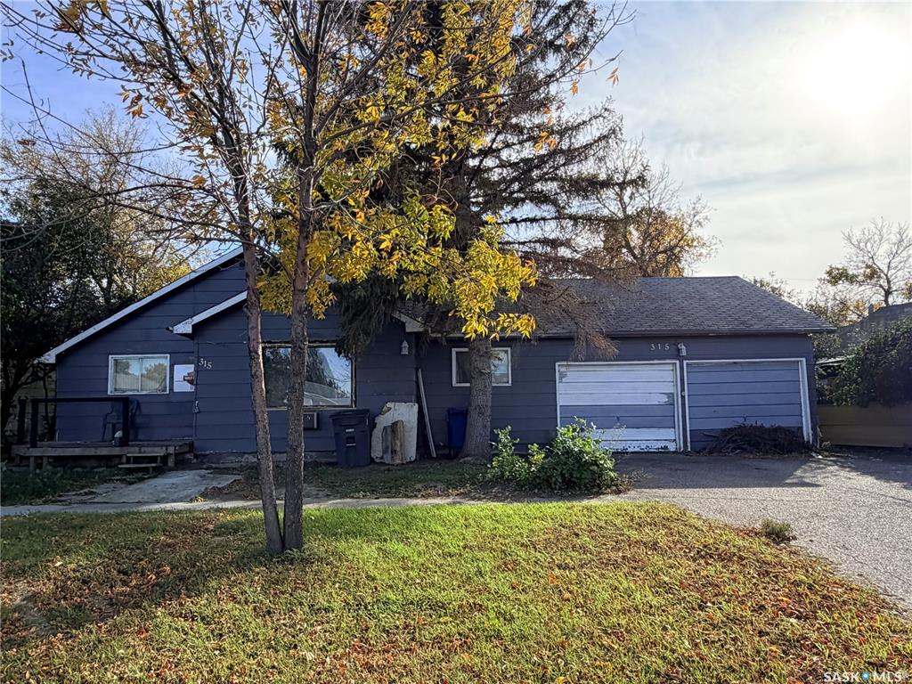 Second View of 315 3rd Avenue W, Assiniboia, Saskatchewan, S0H 0B0