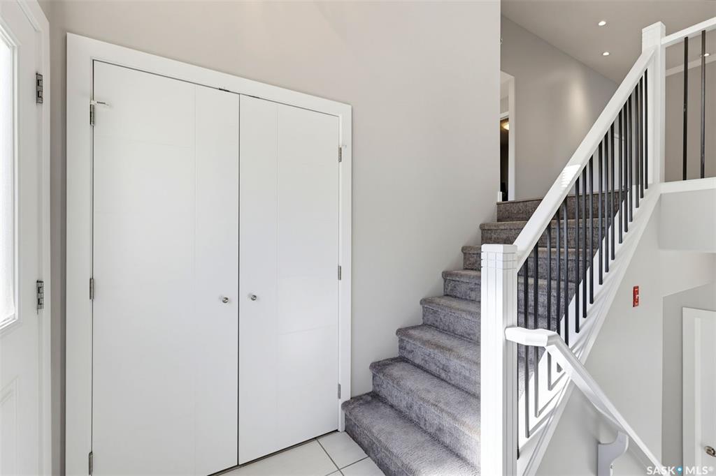 Third View of 3814 33rd Street W, Kensington, Saskatoon, Saskatchewan, S7R 0M1