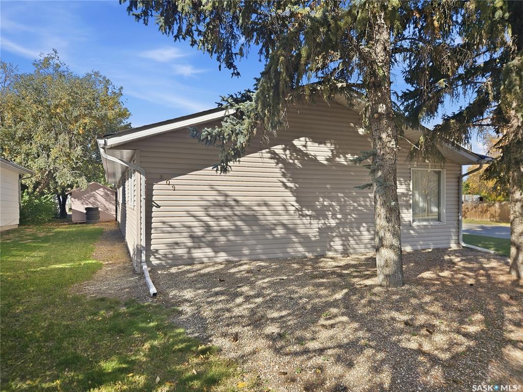 Fifth View of 909 King Street, Rosetown, Saskatchewan, S0L 2V0