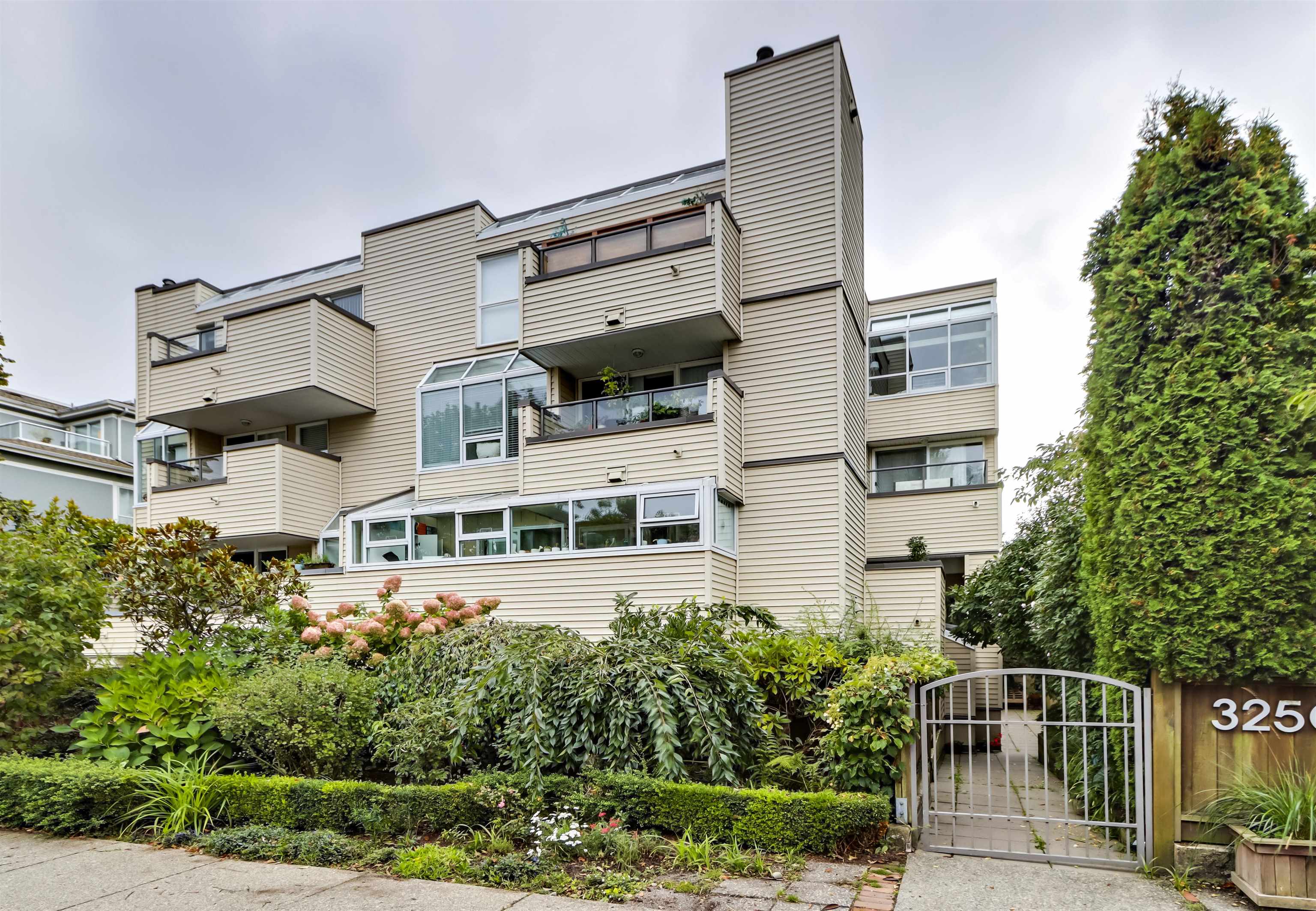 8 3250 4TH AVENUE, R2957307, BC,