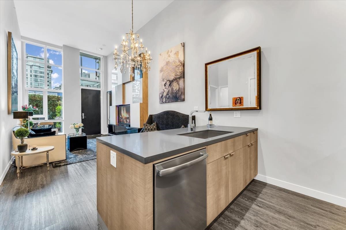 1762 ONTARIO STREET, Vancouver BC V5T 0G2, R2998011, BC,
