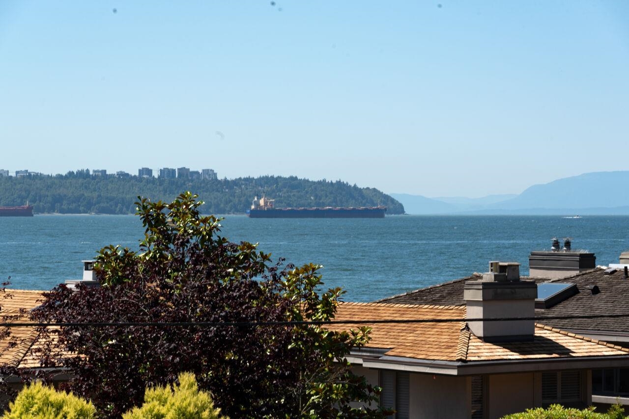203 225 24TH STREET, R3022308, BC,