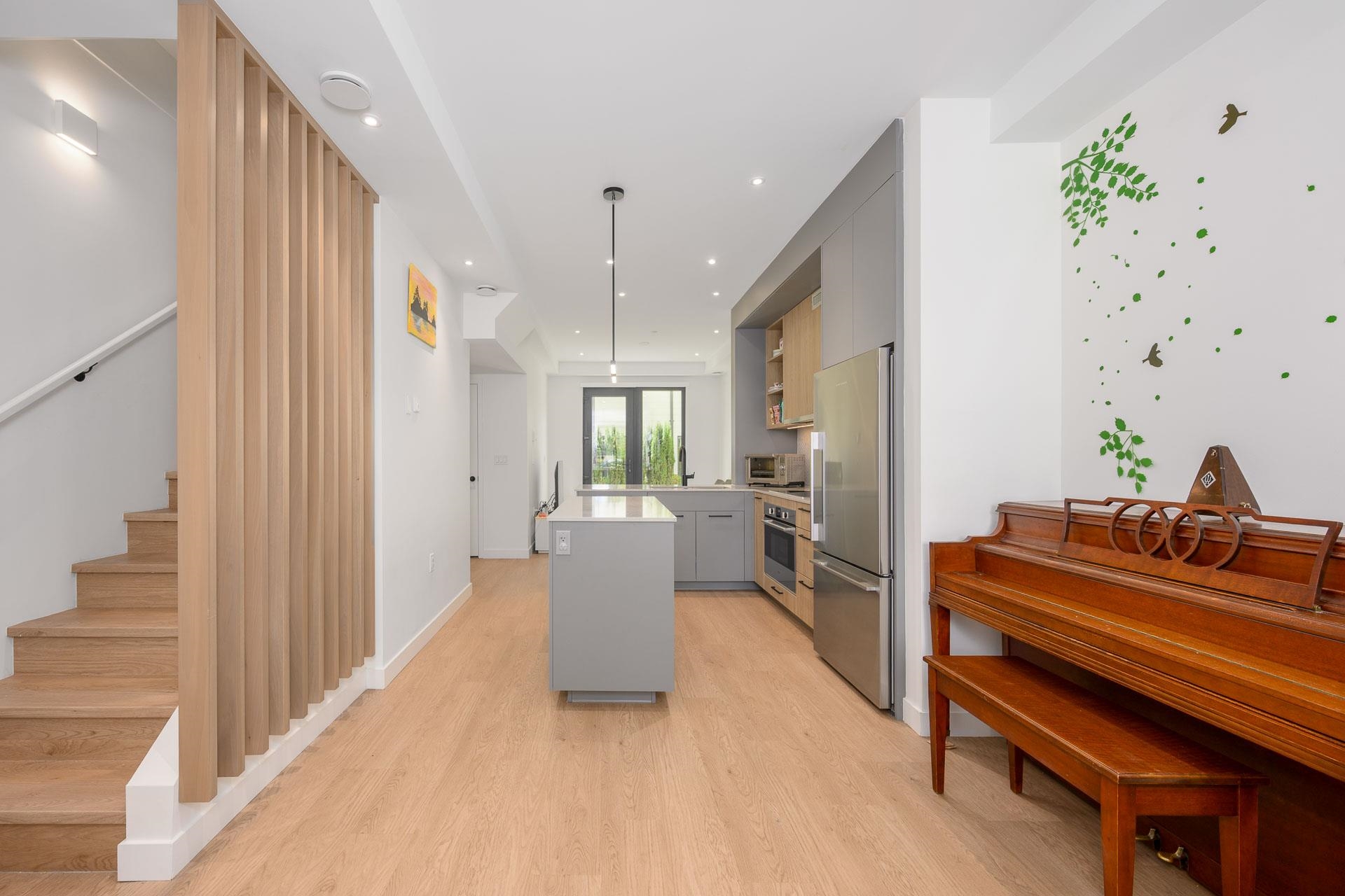 203 606 FOSTER AVENUE, R3027517, BC,