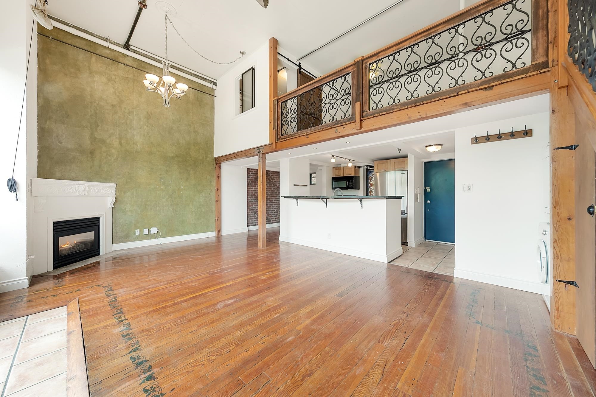 215 2001 WALL STREET, R3027710, BC,