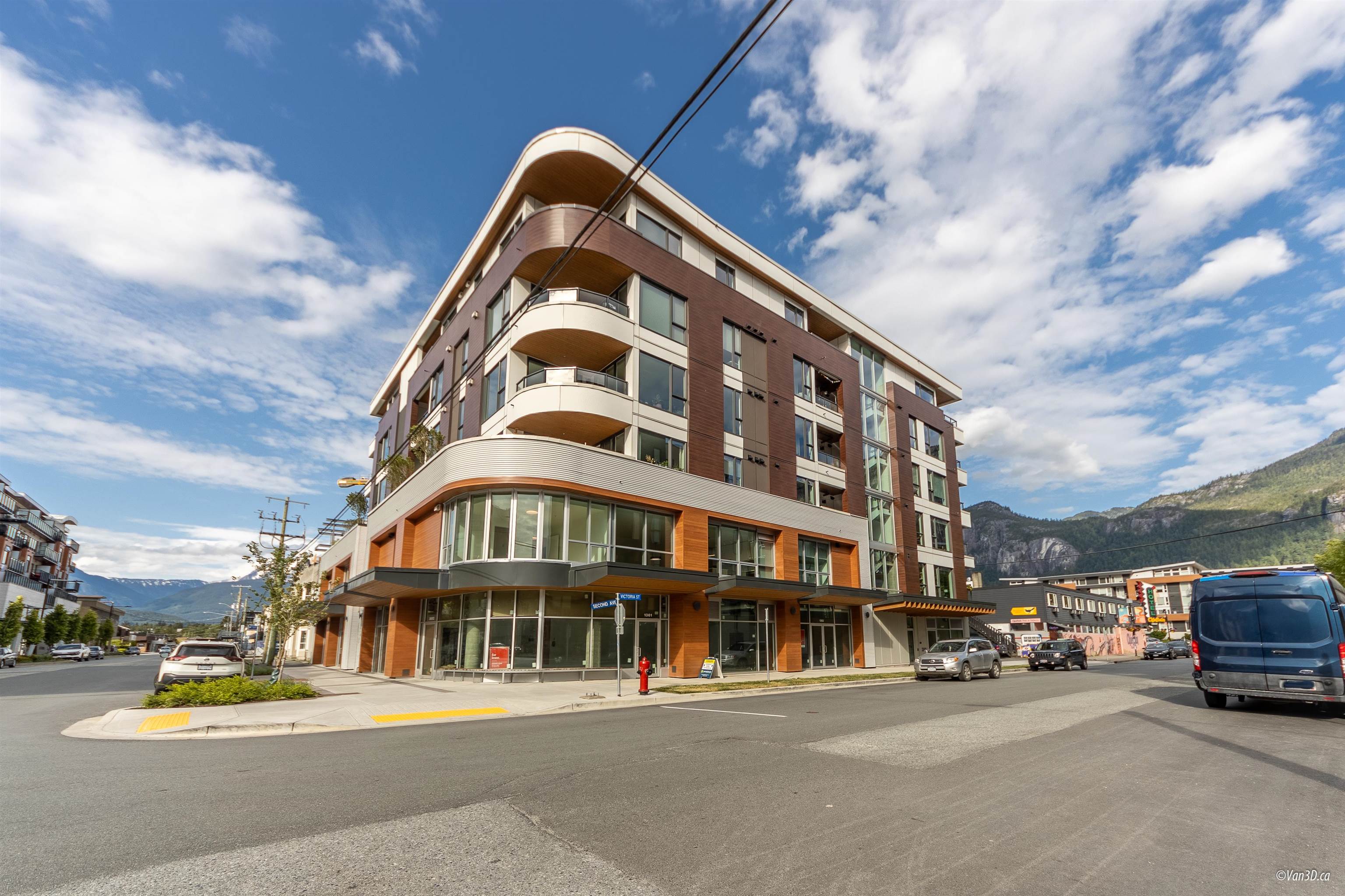 402 1365 VICTORIA STREET, R3027881, BC,