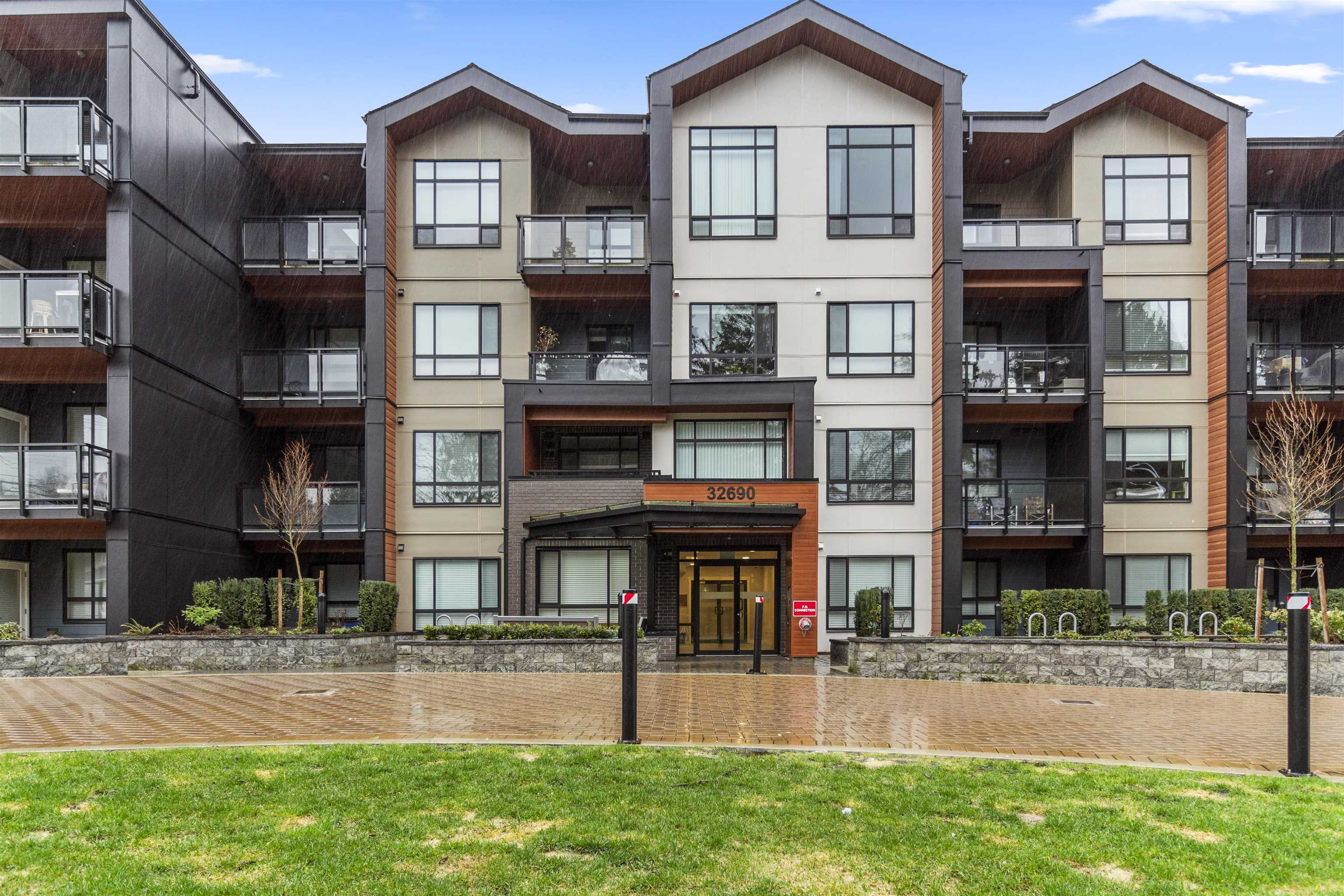 MLS® listing #R3028619 for sale located at 105 32690 14TH AVENUE