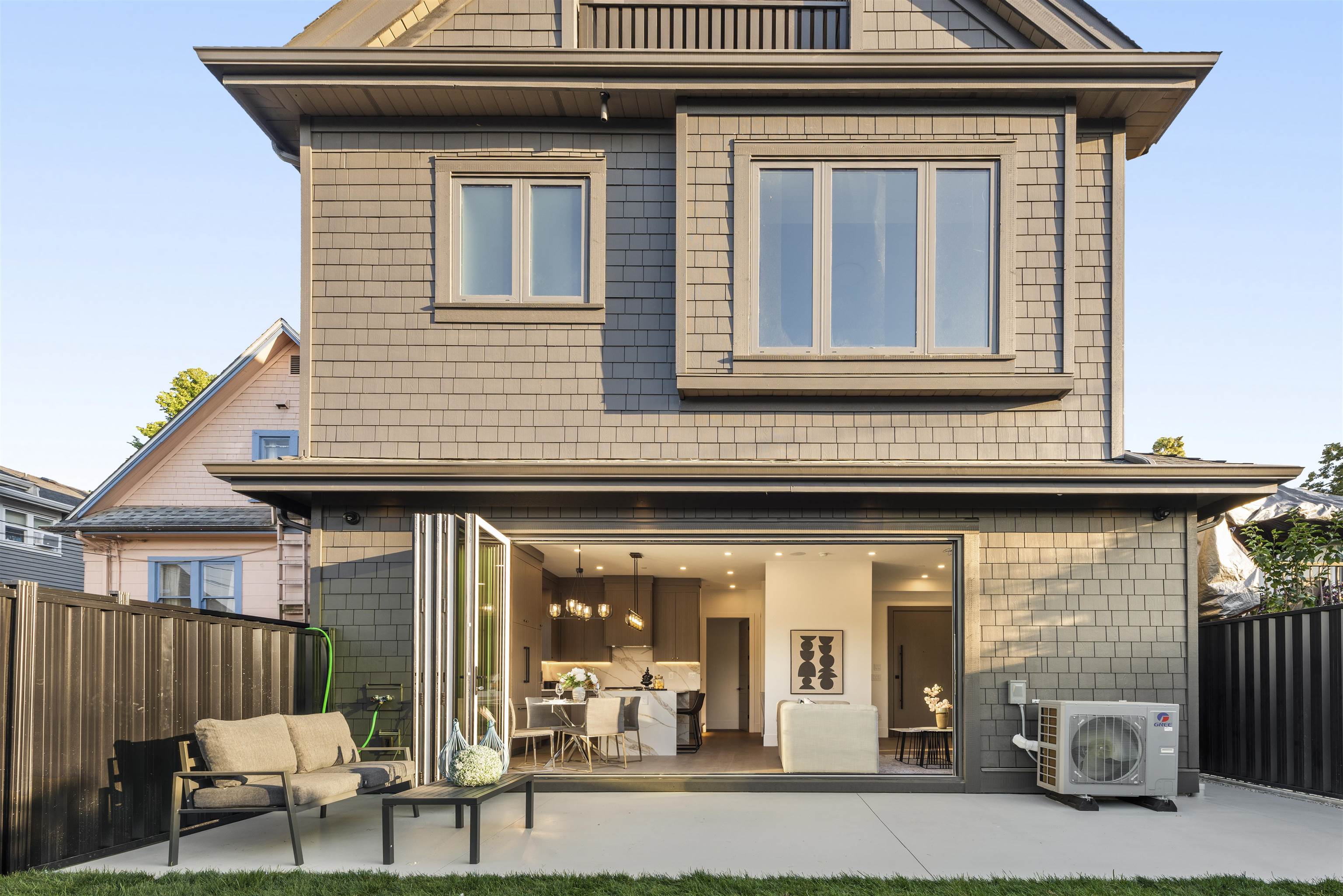 2 847 10TH AVENUE, R3028975, BC,