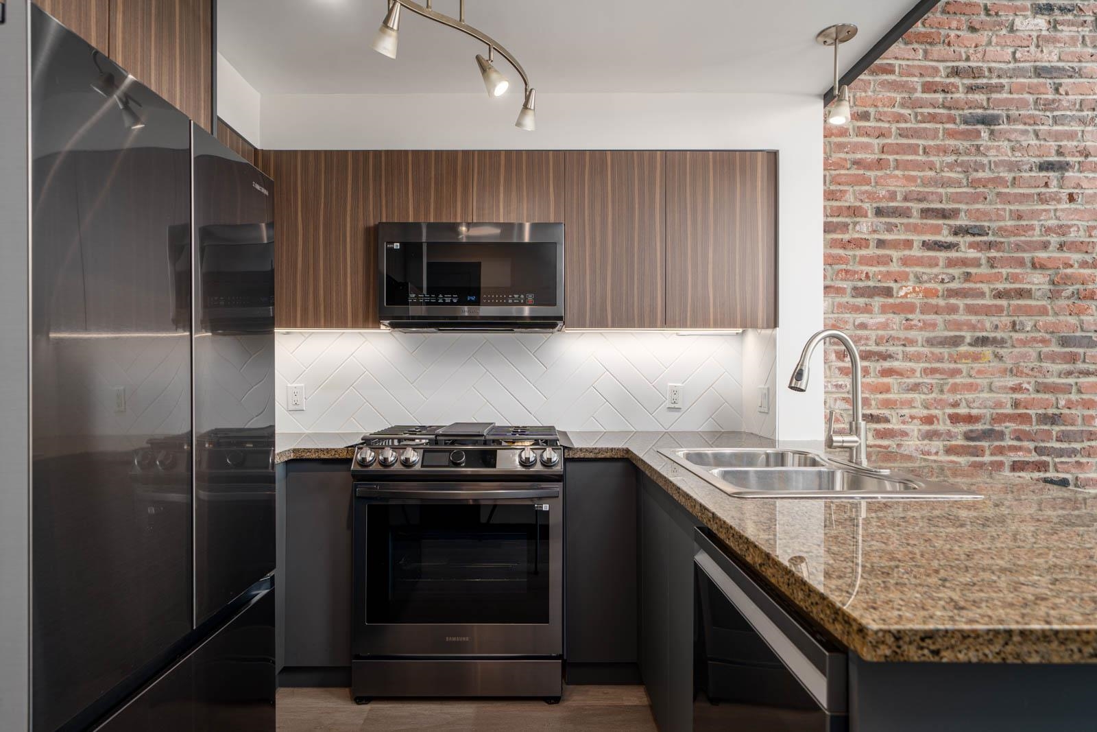 315 10 RENAISSANCE SQUARE, R3032507, BC,