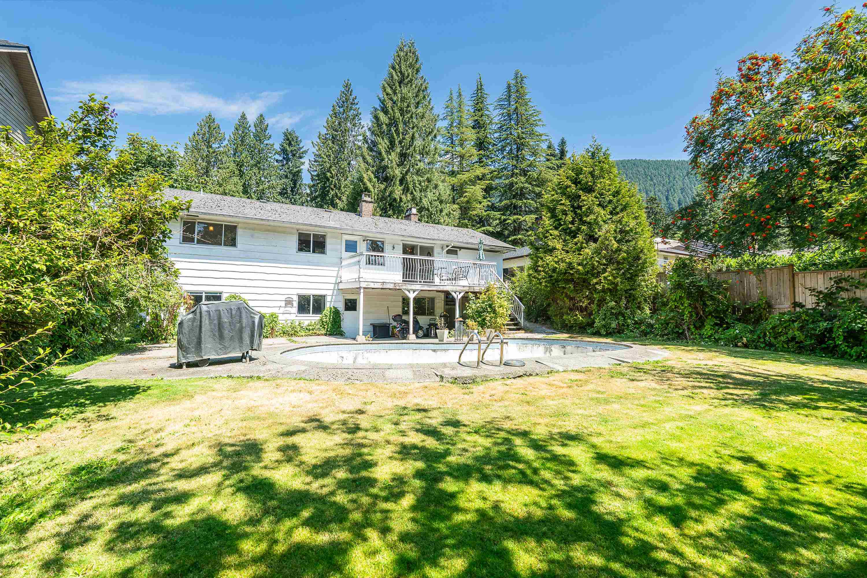 951 CANYON BOULEVARD, North Vancouver BC V7R 2J9, R3032547, BC,