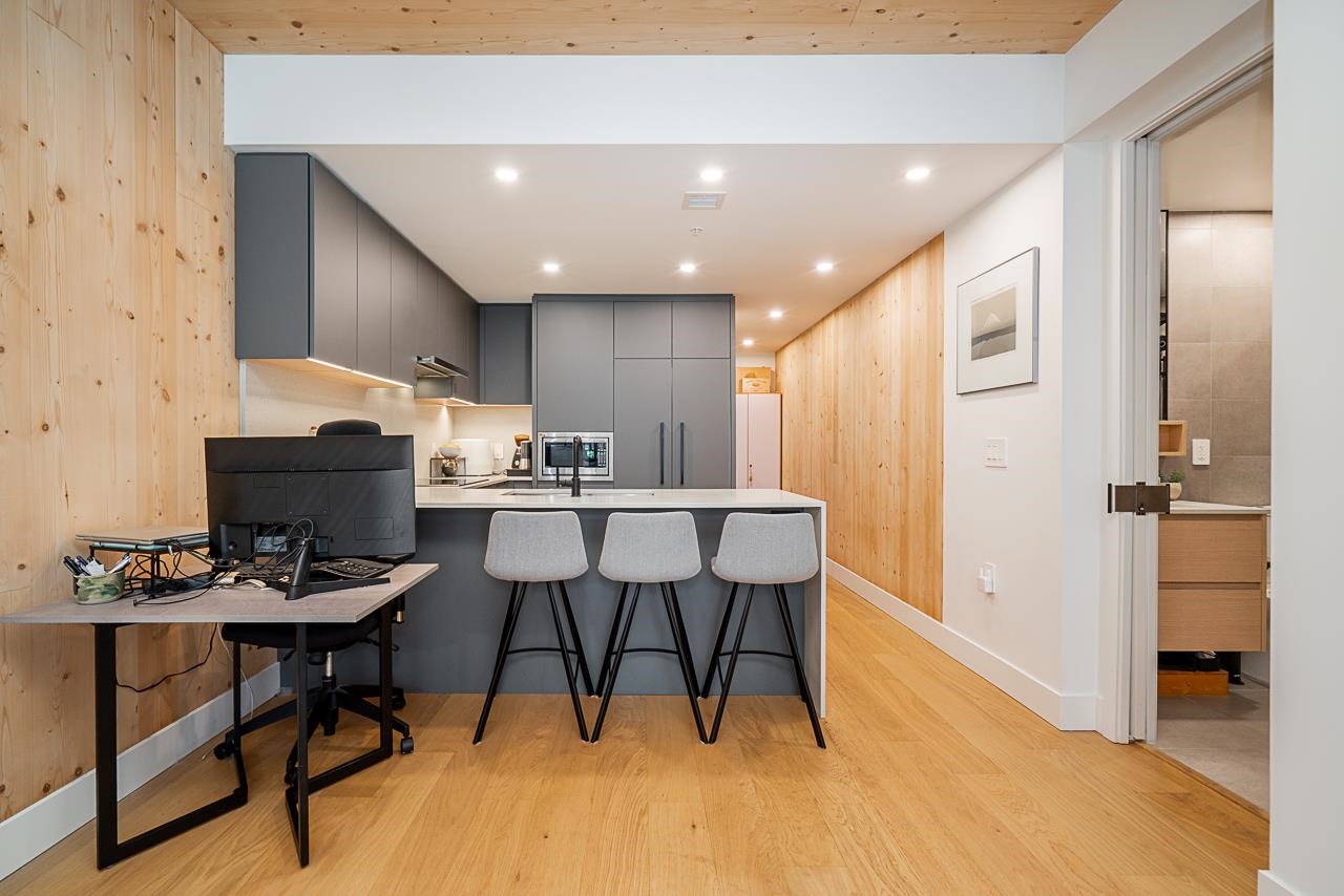202 310 SALTER STREET, R3033440, BC,