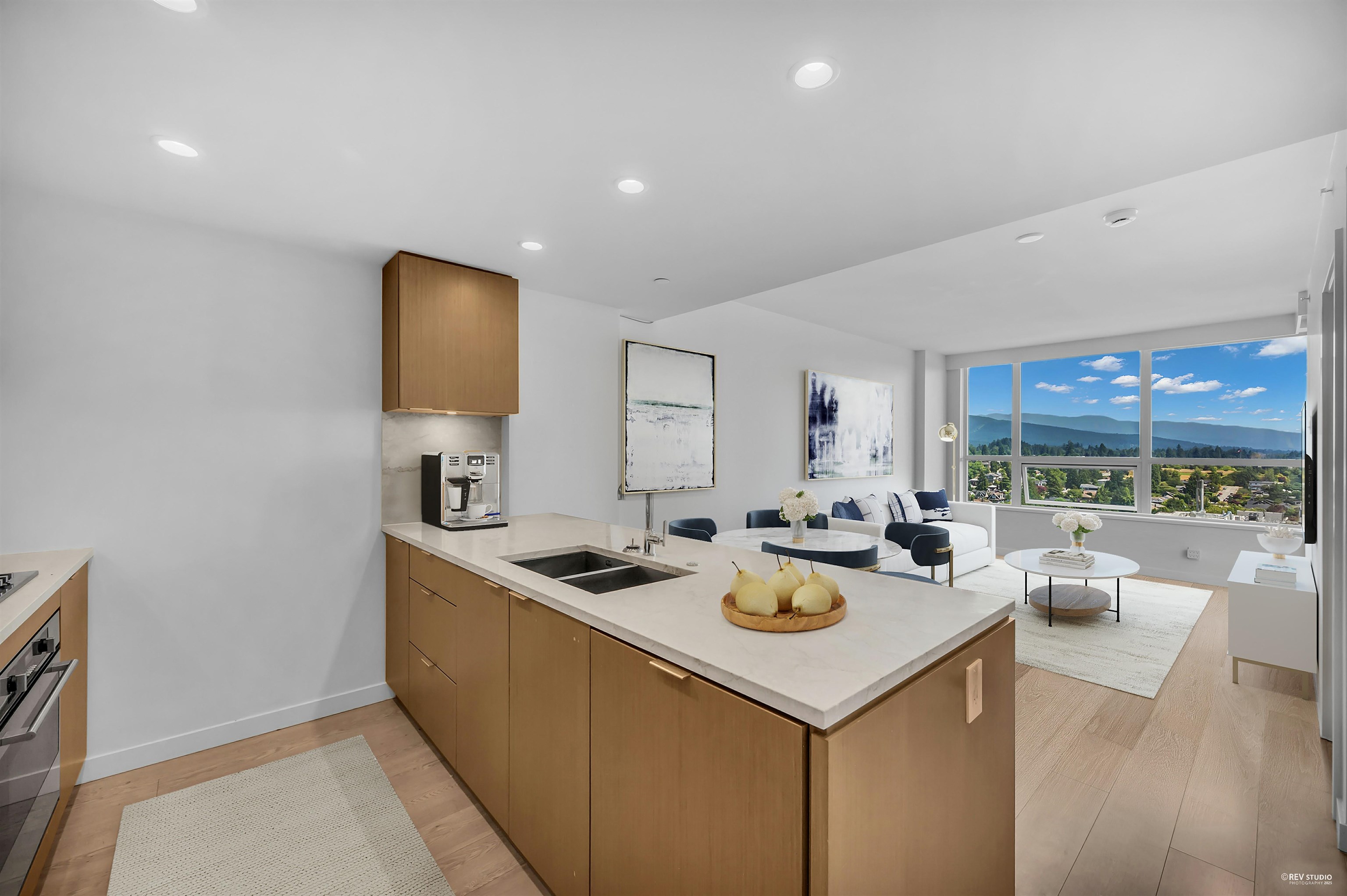 2101 125 14TH STREET, R3034637, BC,