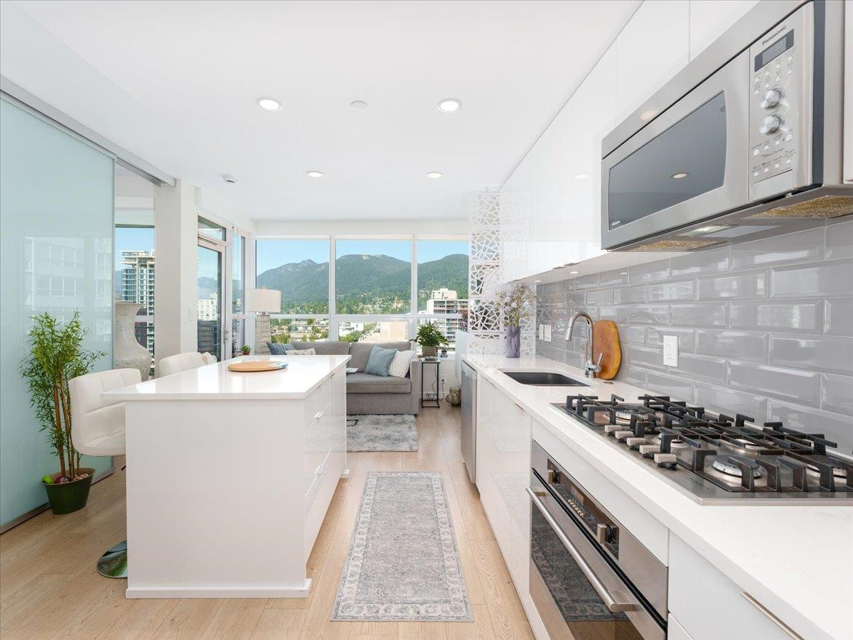 1208 112 13TH STREET, R3037219, BC,