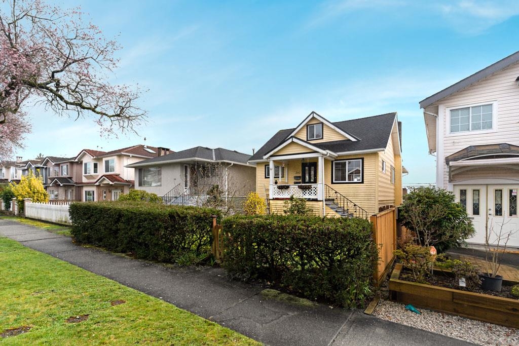 Main 340 56TH AVENUE, R3037865, BC,