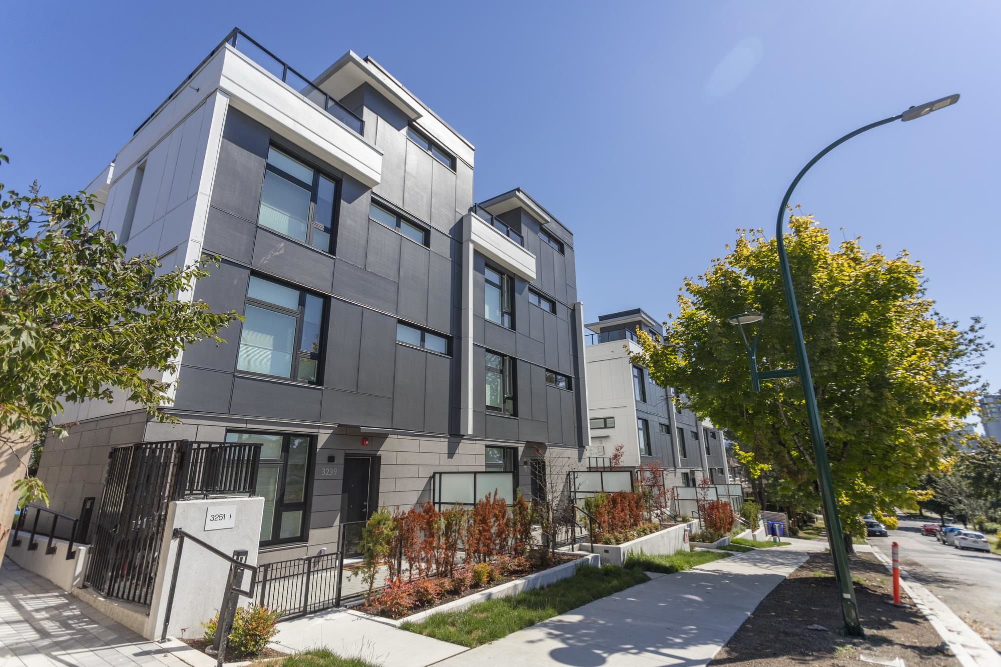 3249 CLIVE AVENUE, Vancouver BC V5R 4V3, R3040205, BC,