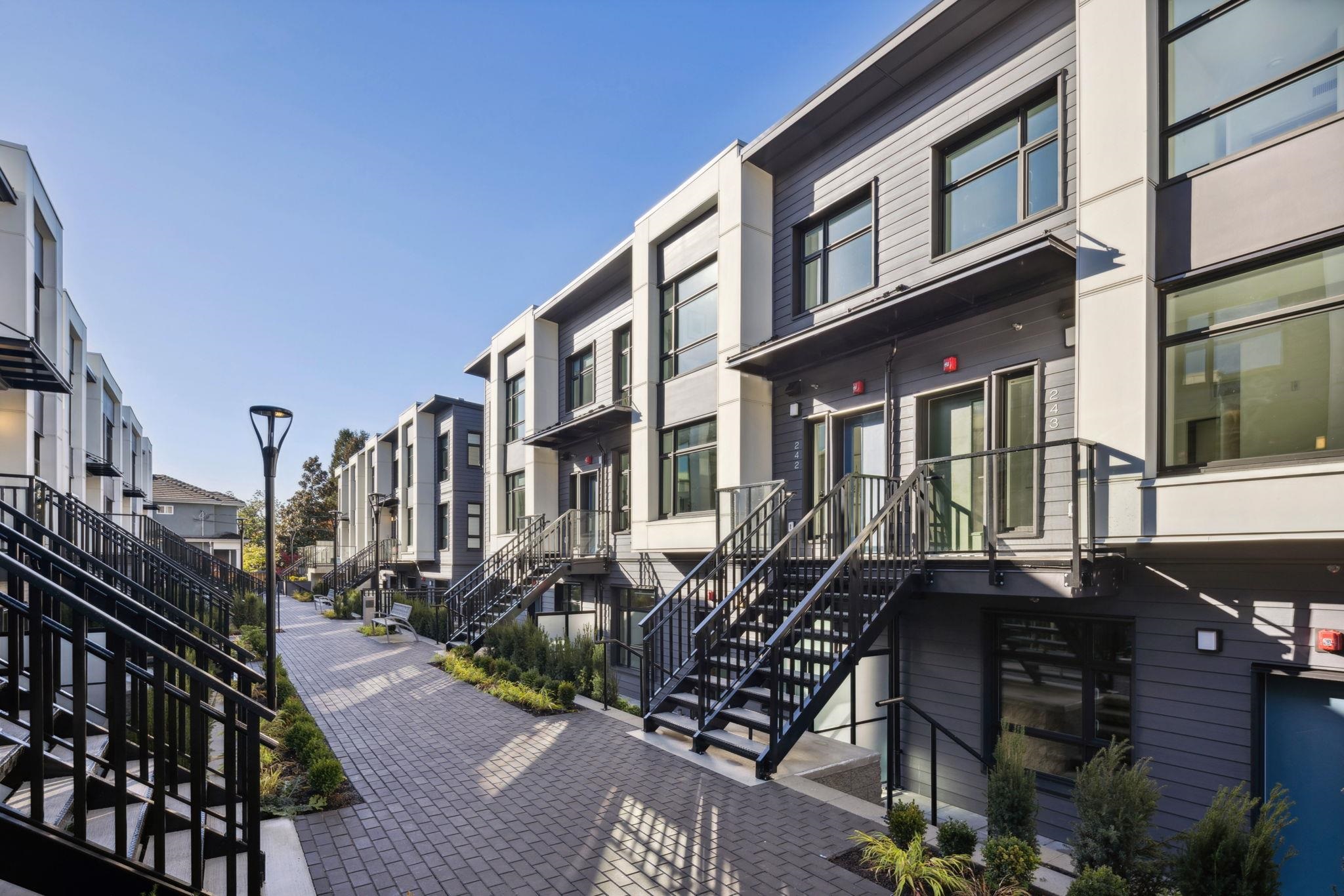 123 1010 47TH AVENUE, R3040381, BC,