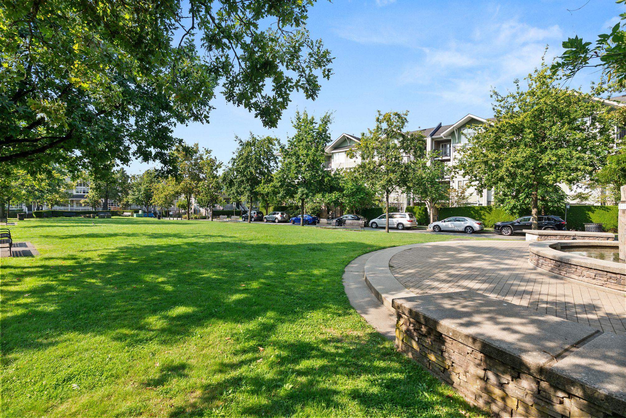 417 7089 MONT ROYAL SQUARE, R3041292, BC,