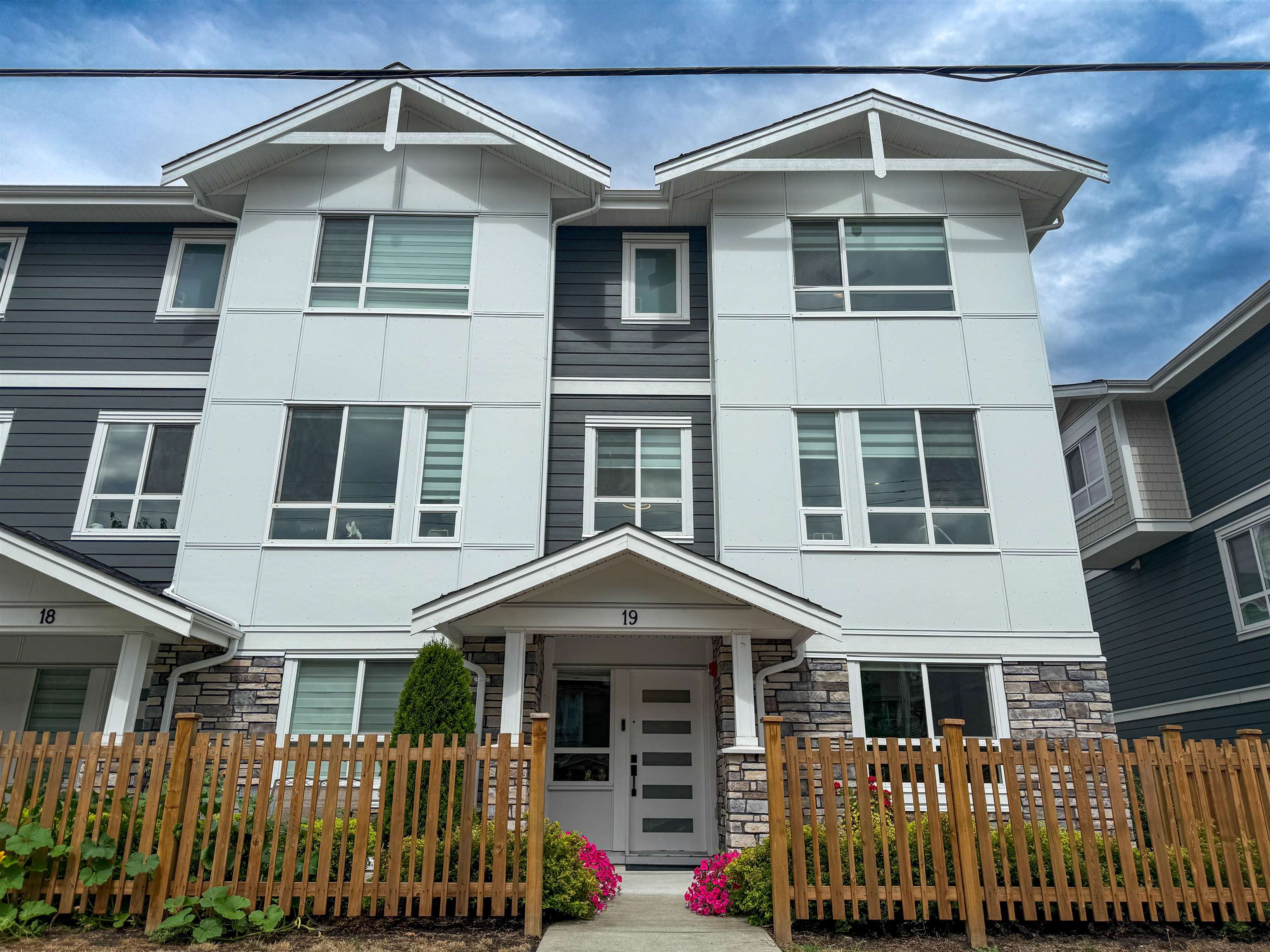 19 19753 55A AVENUE, R3041312, BC,