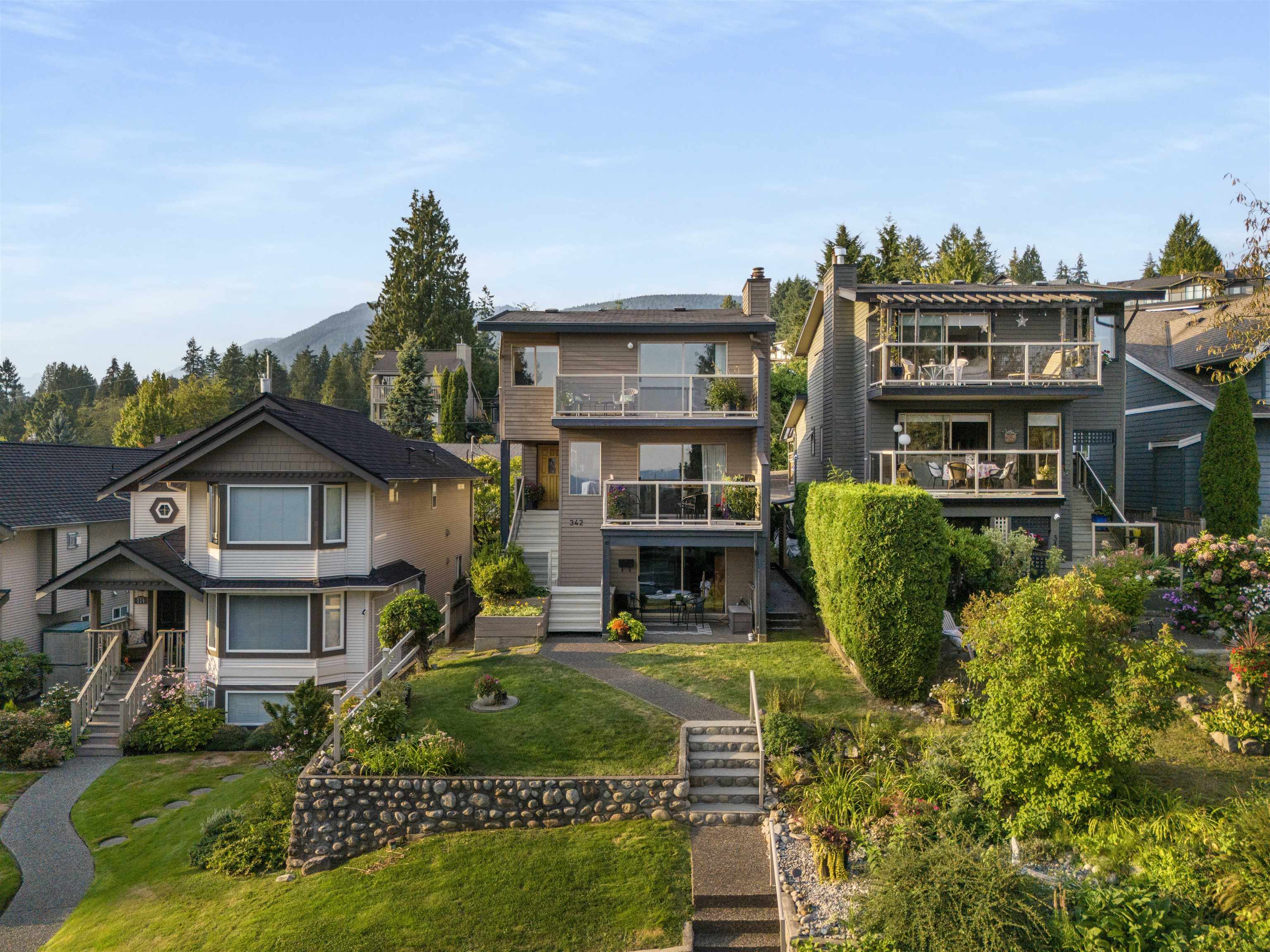 342 E 26TH STREET, North Vancouver BC V7N 1B1, R3041890, BC,